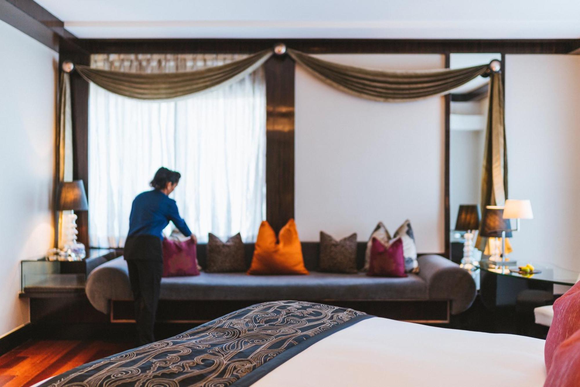 Sofitel Mumbai Bkc Hotel Eksteriør billede A hotel housekeeper making a bed