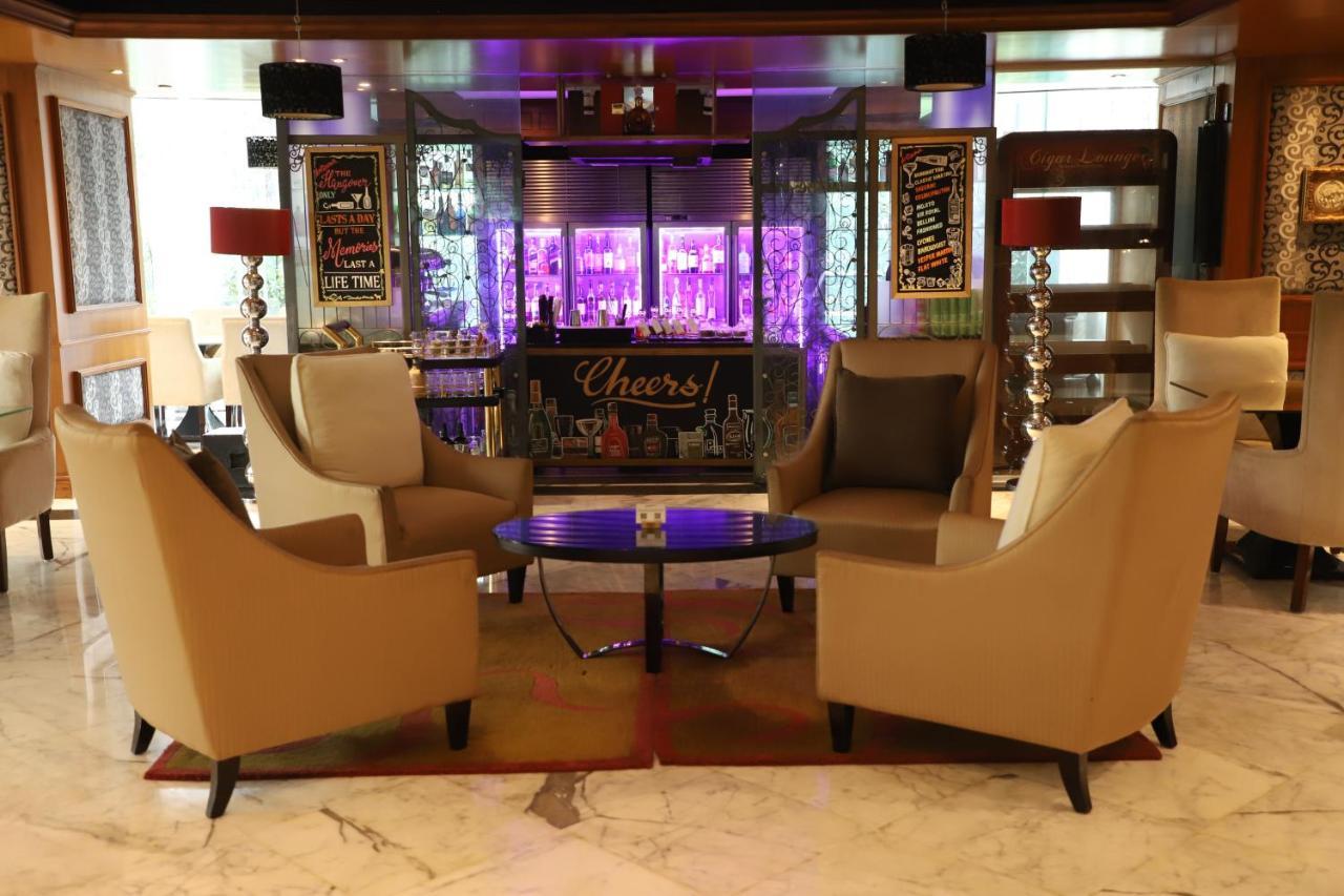 Sofitel Mumbai Bkc Hotel Eksteriør billede The lounge at the airport
