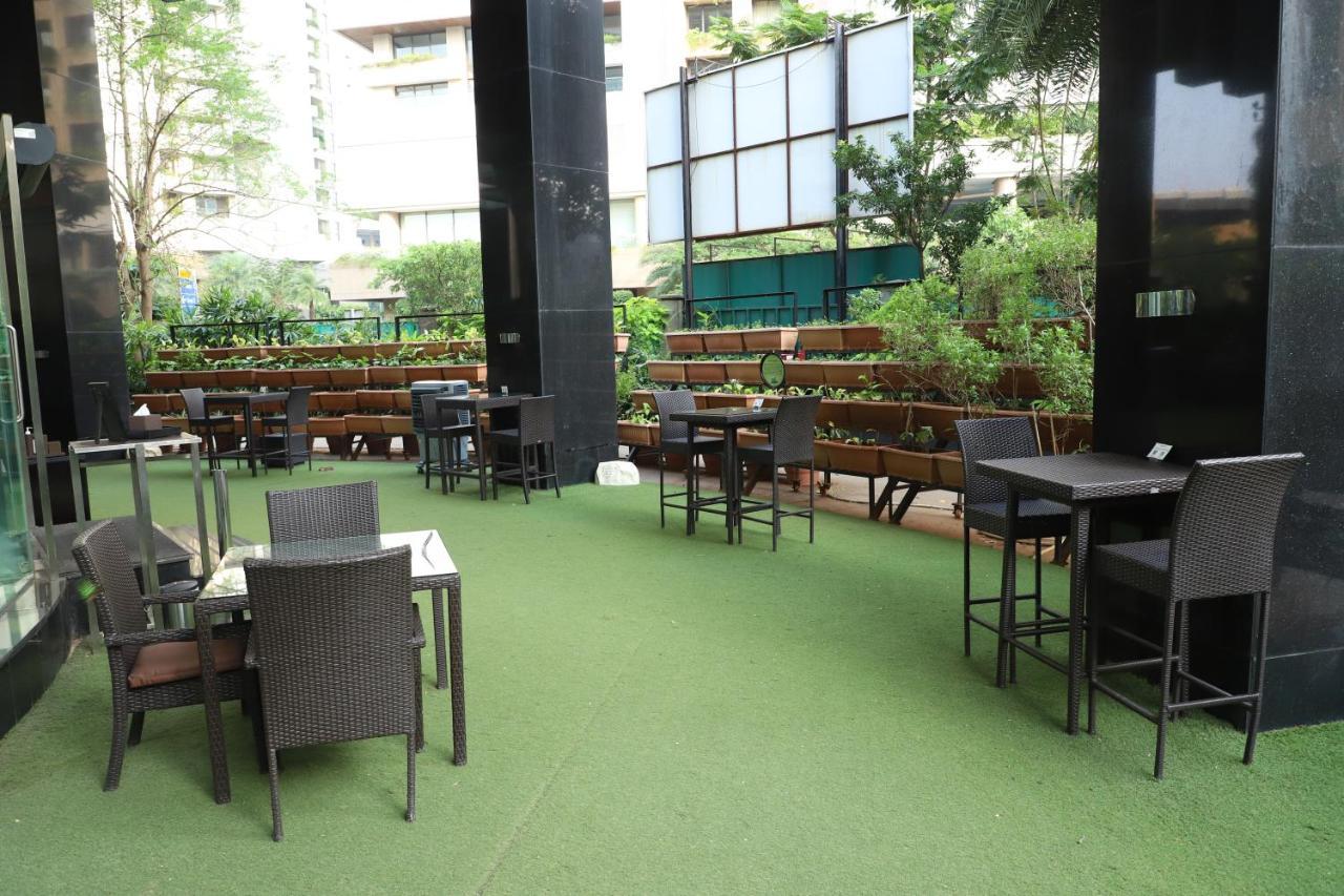 Sofitel Mumbai Bkc Hotel Eksteriør billede Artificial grass in a restaurant