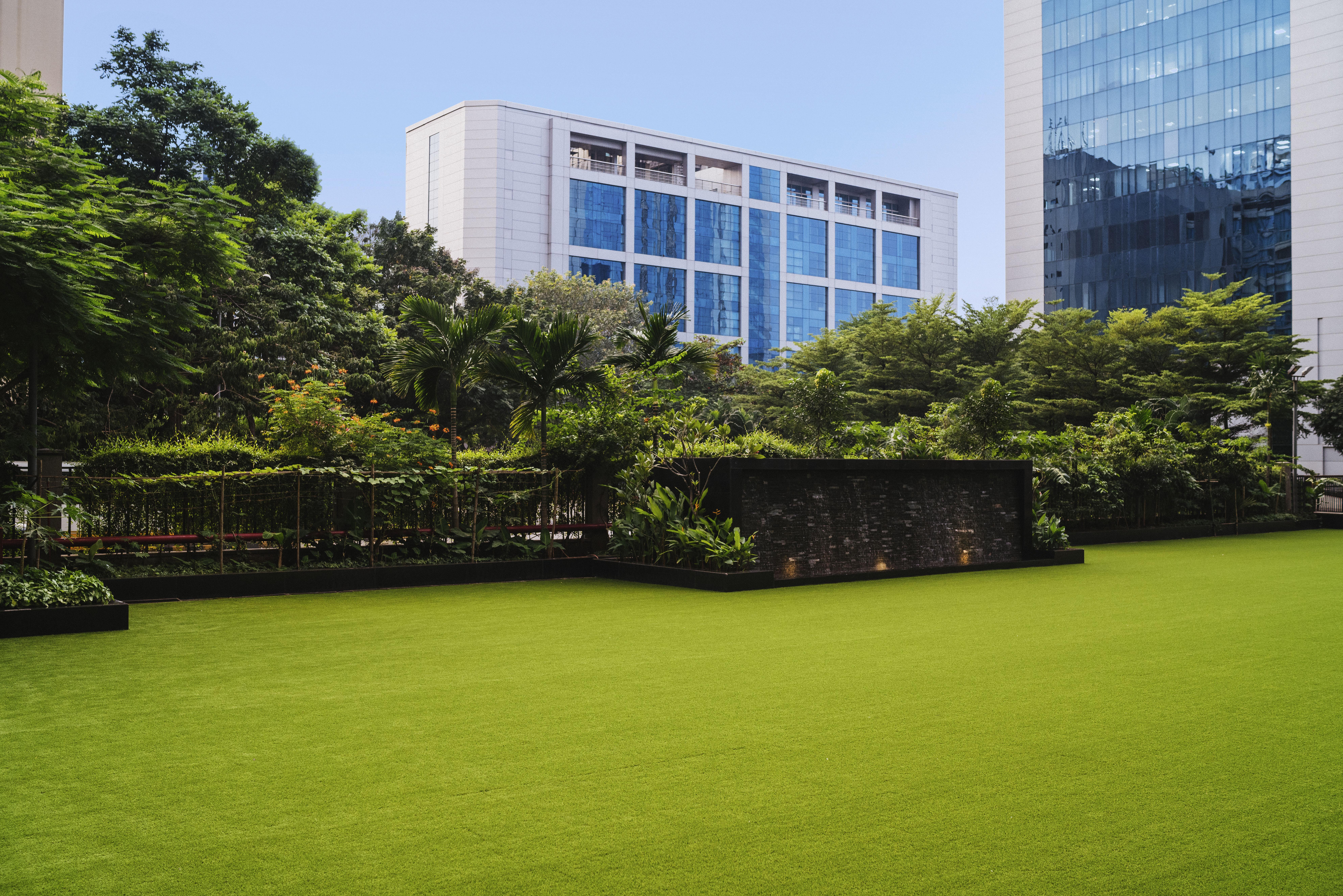 Sofitel Mumbai Bkc Hotel Eksteriør billede The lawn at the Taj Mahal Palace