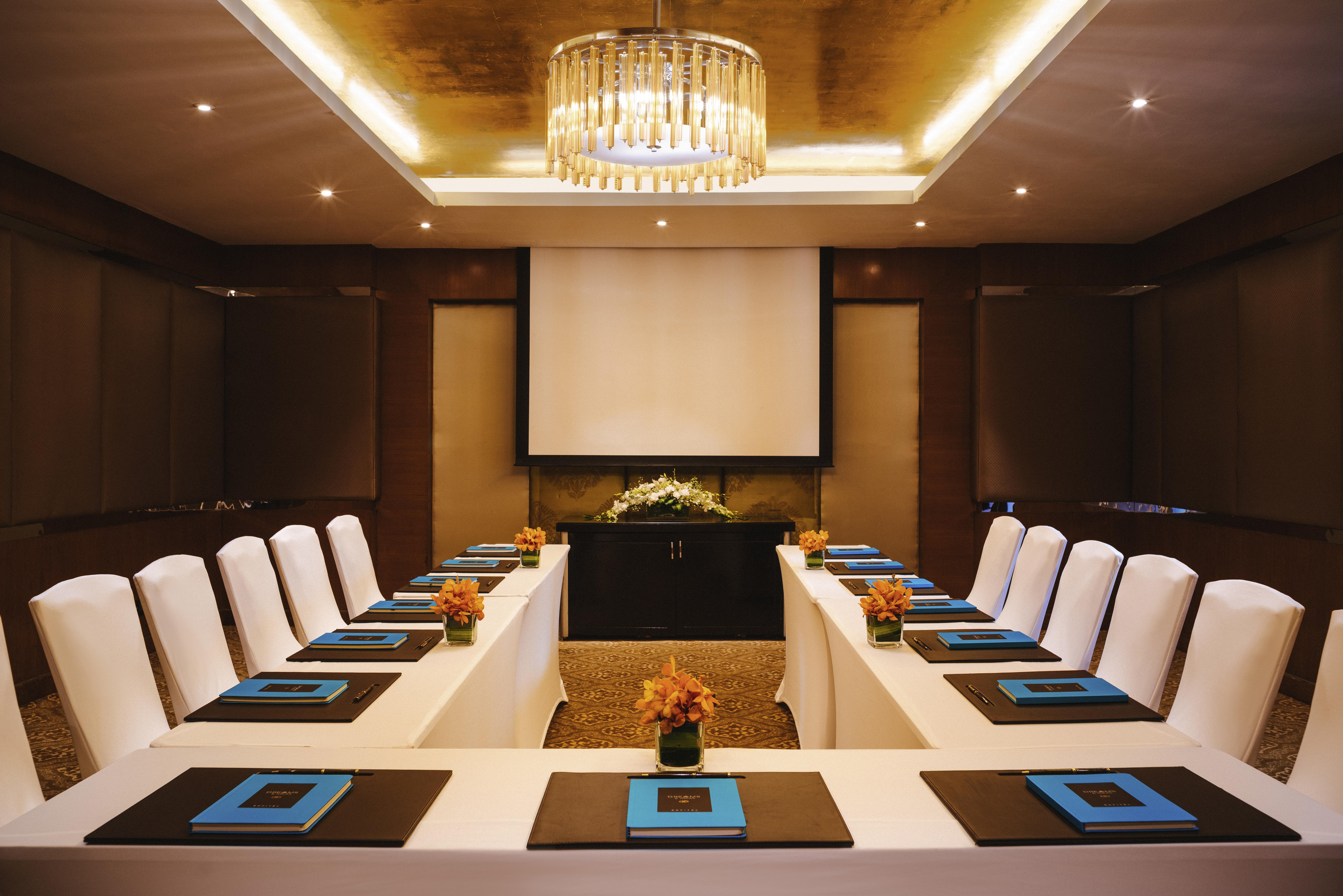 Sofitel Mumbai Bkc Hotel Eksteriør billede Meeting room at the hotel