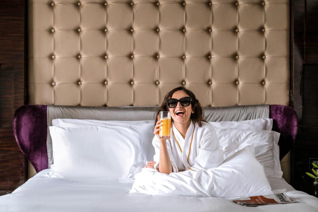 Sofitel Mumbai Bkc Hotel Eksteriør billede A woman wearing a bathrobe