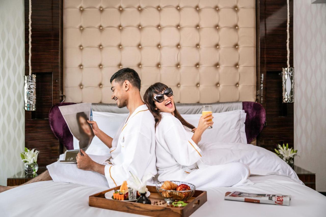 Sofitel Mumbai Bkc Hotel Eksteriør billede A couple enjoying the room service at the Park