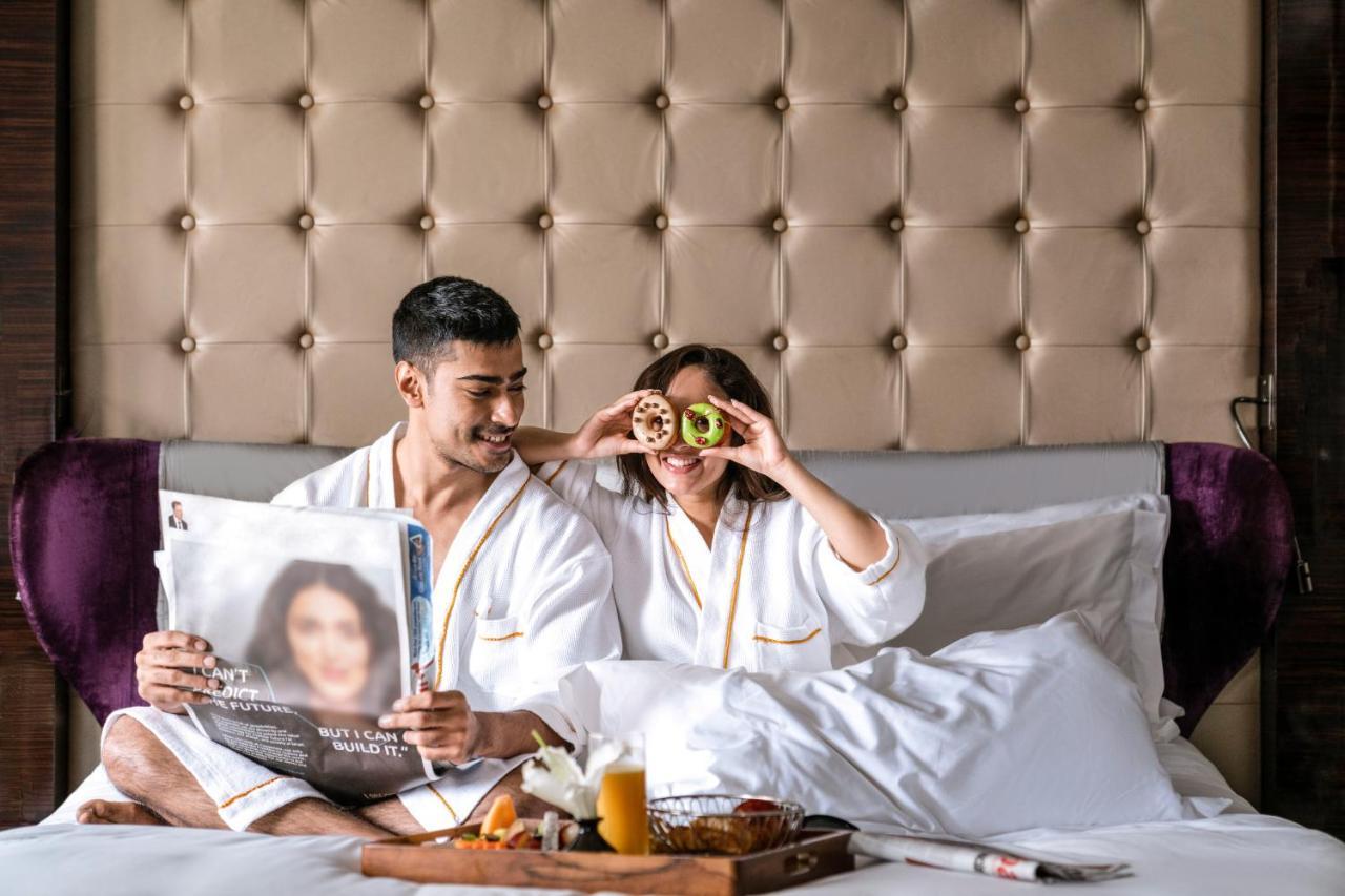 Sofitel Mumbai Bkc Hotel Eksteriør billede A couple in a hotel room