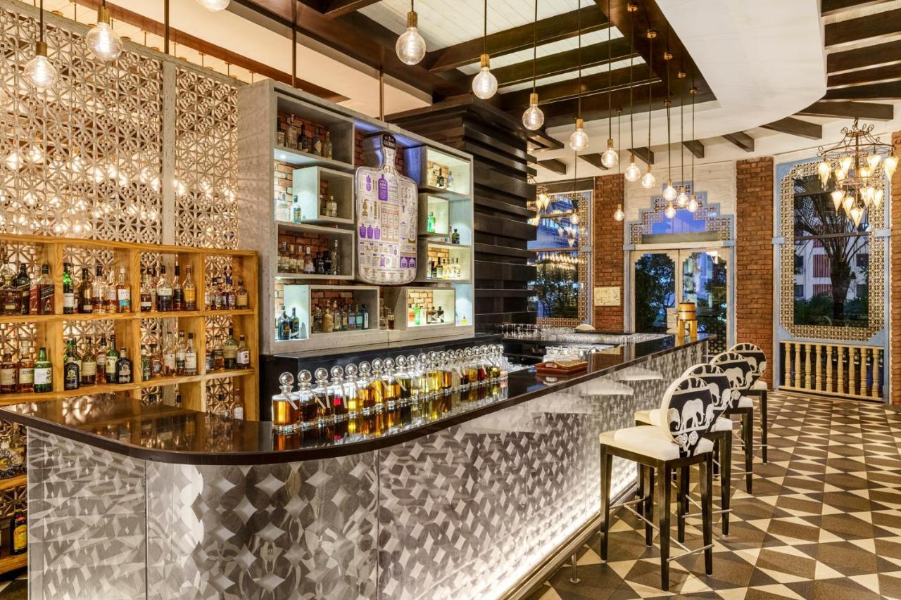 Sofitel Mumbai Bkc Hotel Eksteriør billede The bar at the hotel