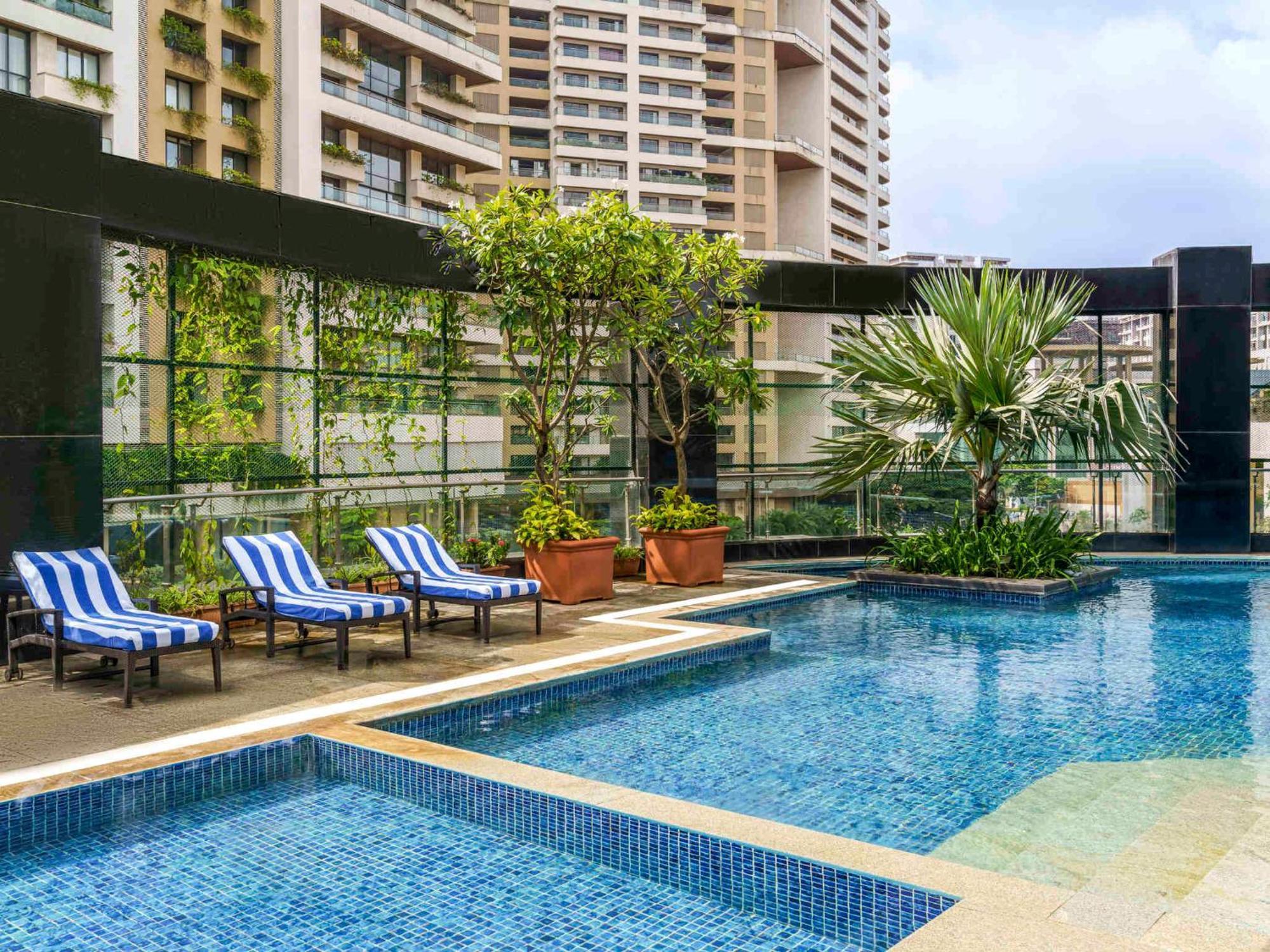 Sofitel Mumbai Bkc Hotel Eksteriør billede The swimming pool at the hotel