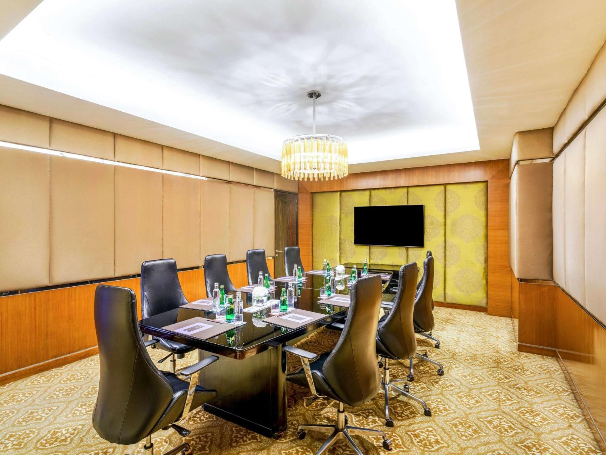 Sofitel Mumbai Bkc Hotel Eksteriør billede Boardroom