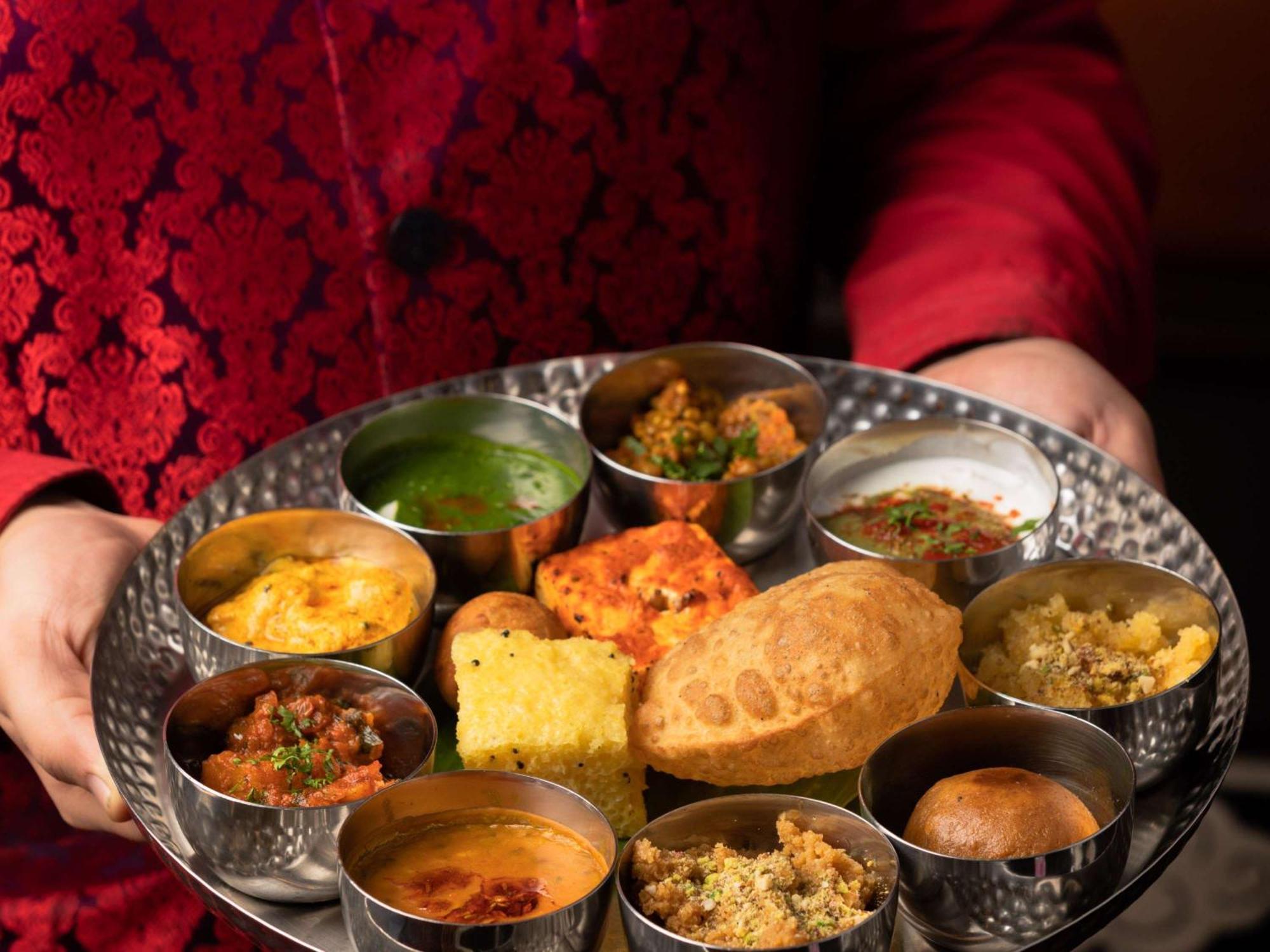 Sofitel Mumbai Bkc Hotel Eksteriør billede A Gujarati thali