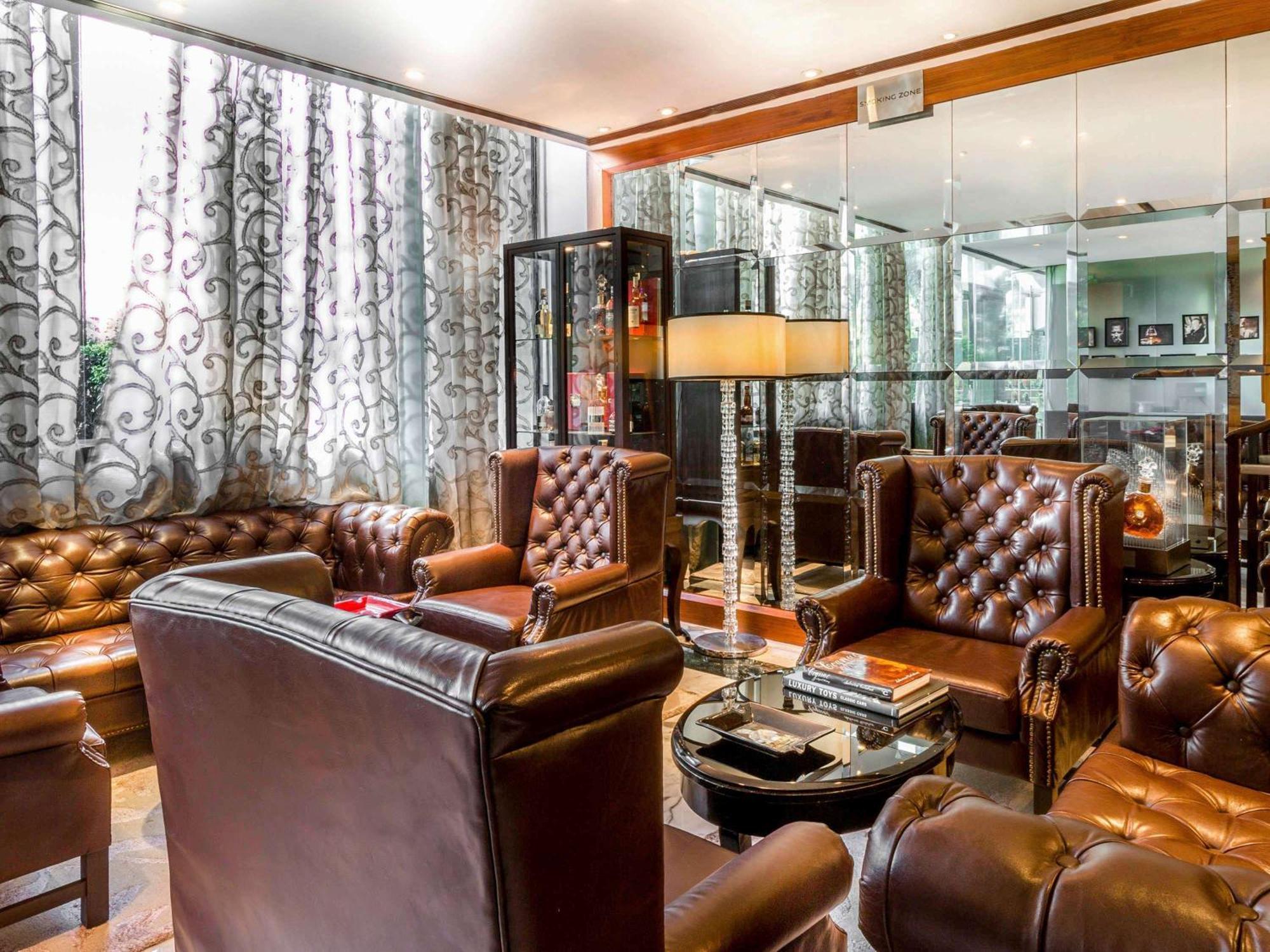Sofitel Mumbai Bkc Hotel Eksteriør billede The lounge at the hotel