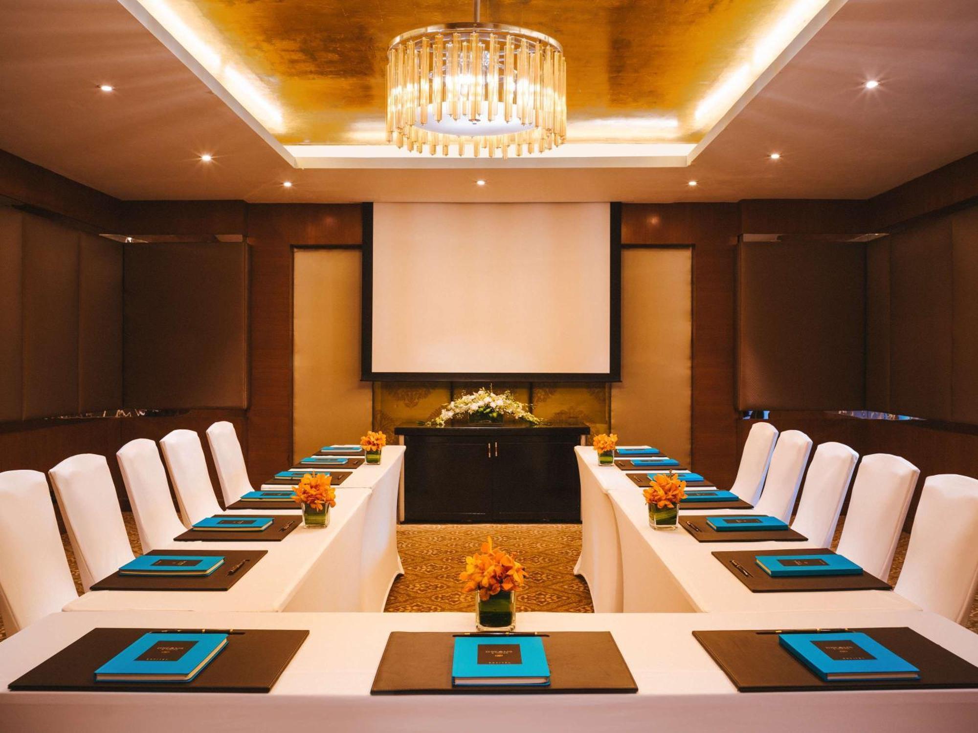 Sofitel Mumbai Bkc Hotel Eksteriør billede Meeting room at the Four Seasons Hotel, Mumbai