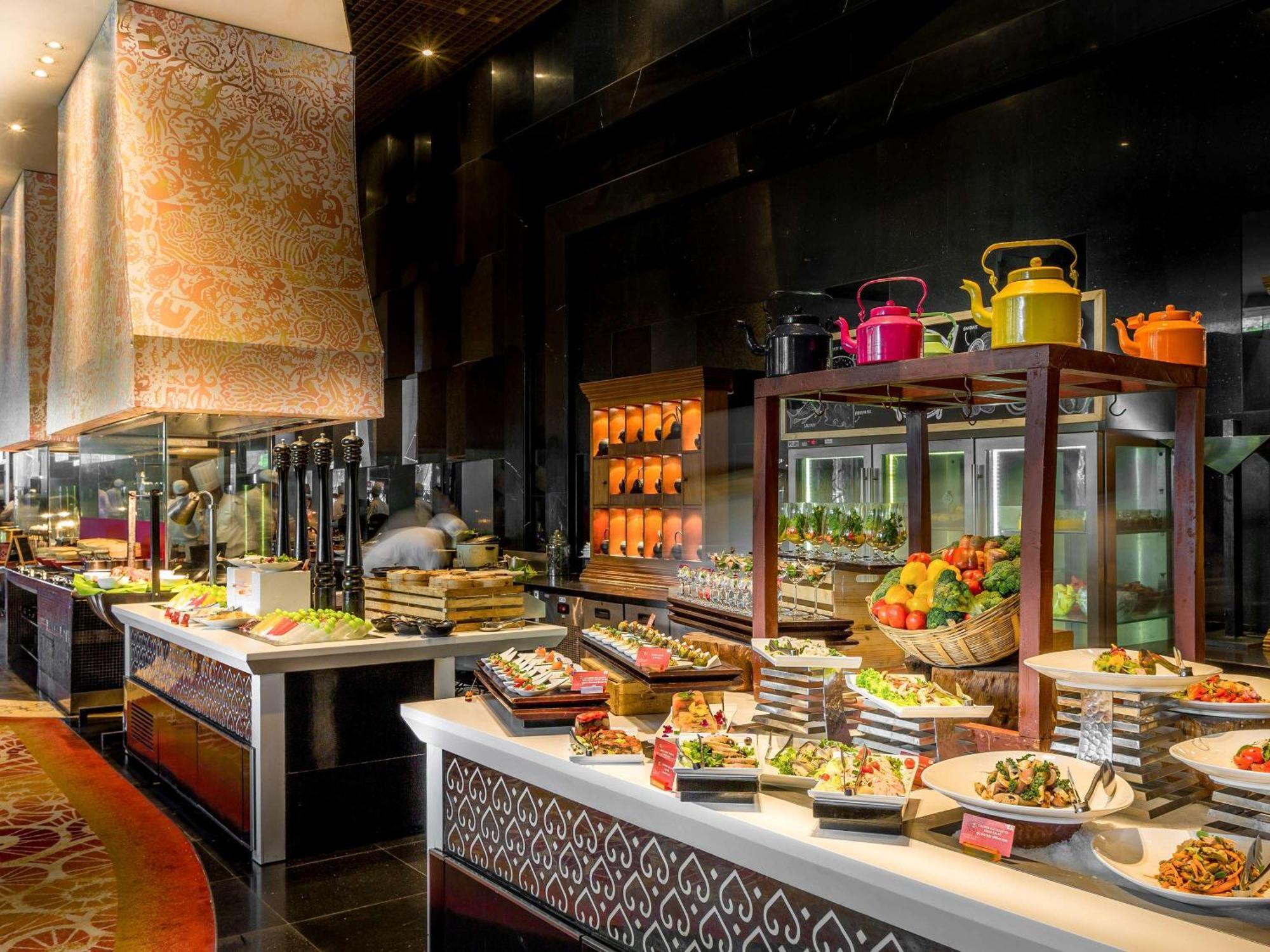 Sofitel Mumbai Bkc Hotel Eksteriør billede The buffet at the restaurant