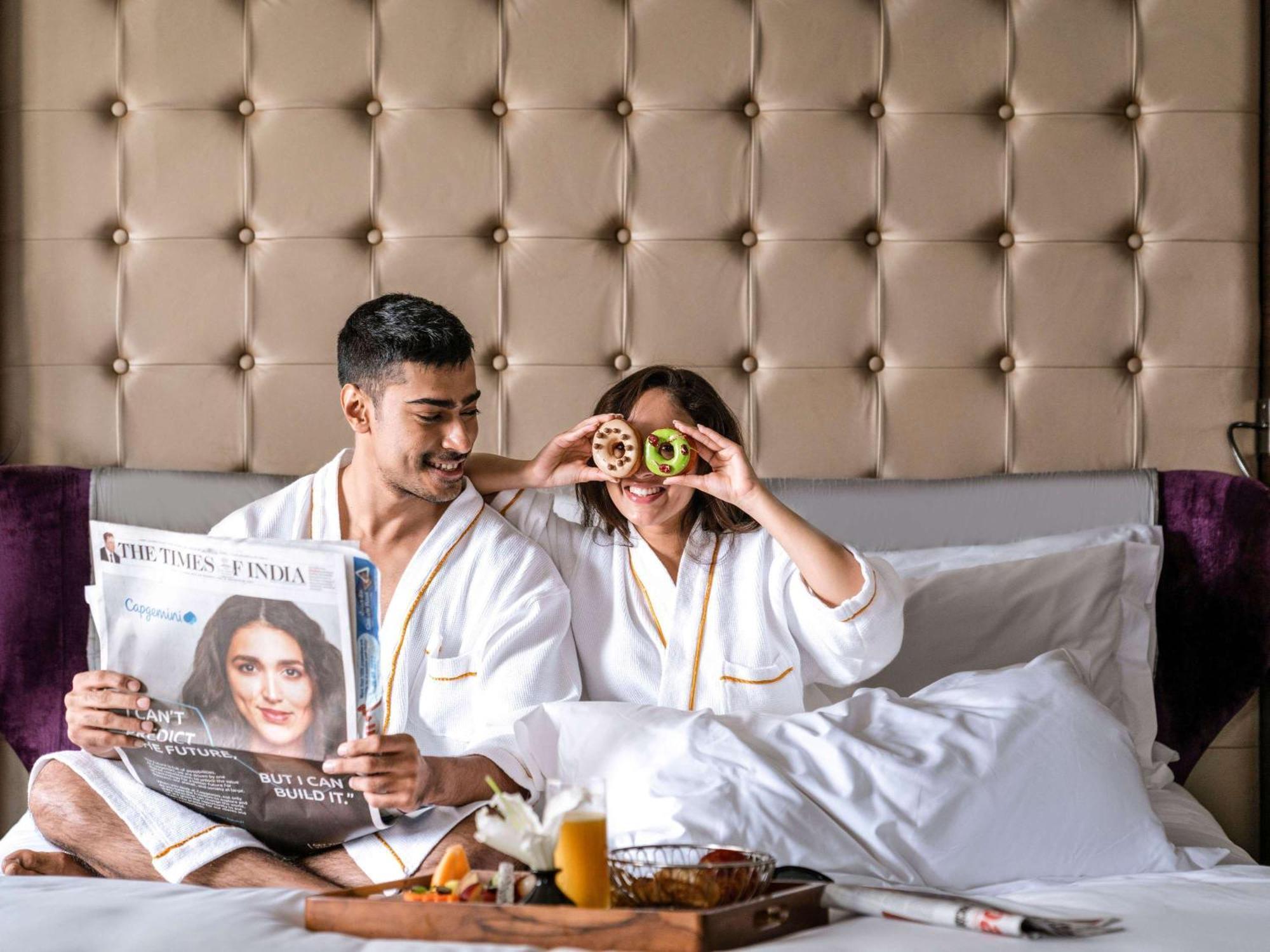 Sofitel Mumbai Bkc Hotel Eksteriør billede A couple in a hotel room