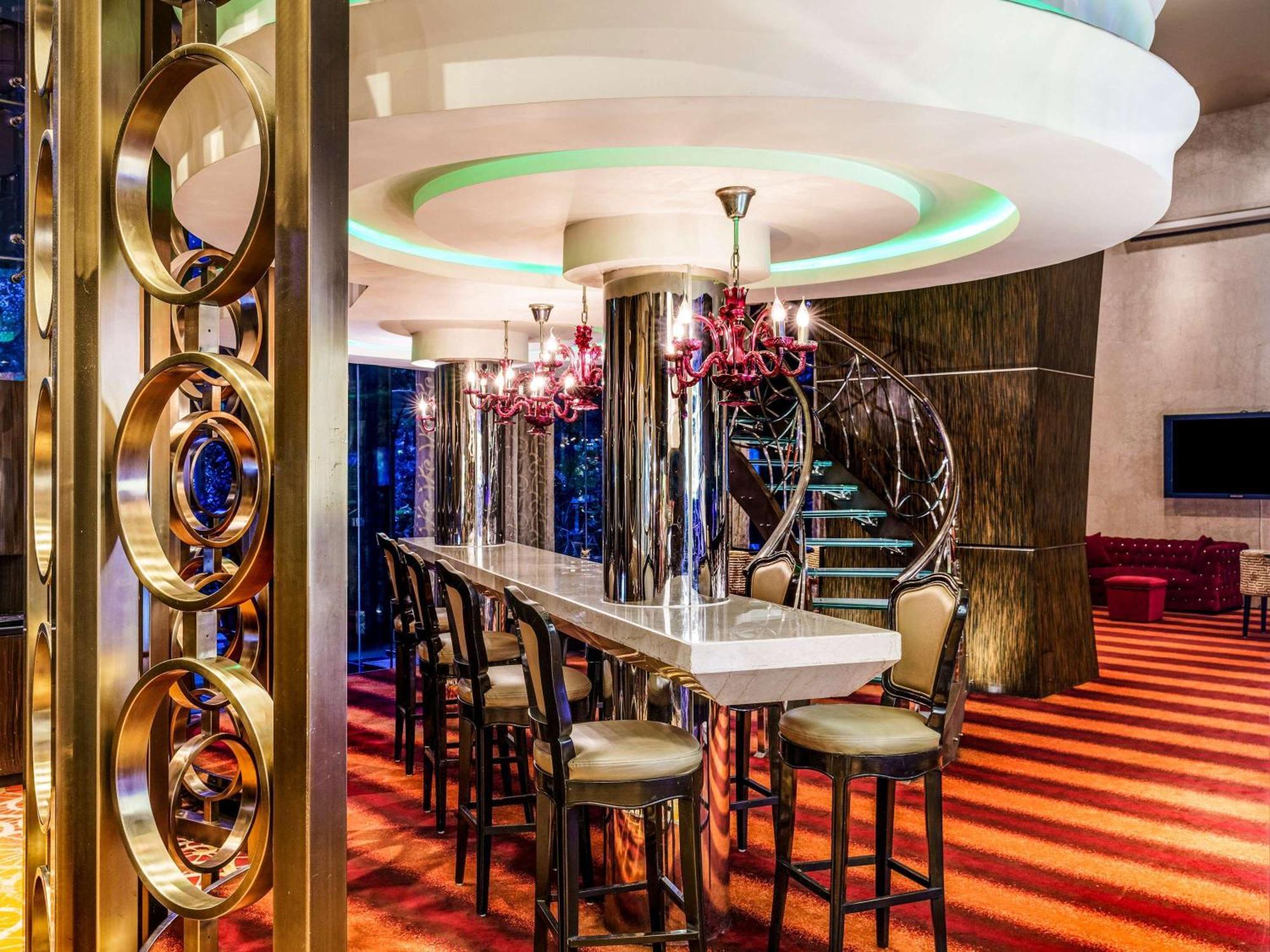 Sofitel Mumbai Bkc Hotel Eksteriør billede The bar at the 39th floor
